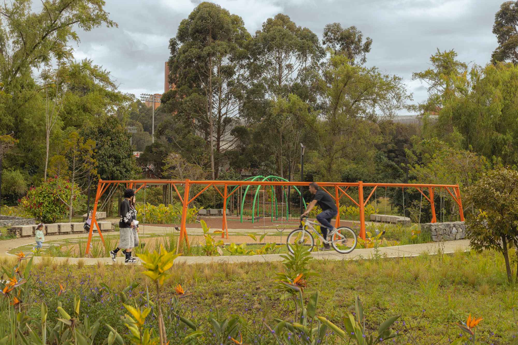 Community park where memory, everyday life and nature coexist through inclusive public spaces and pedestrian pathways.