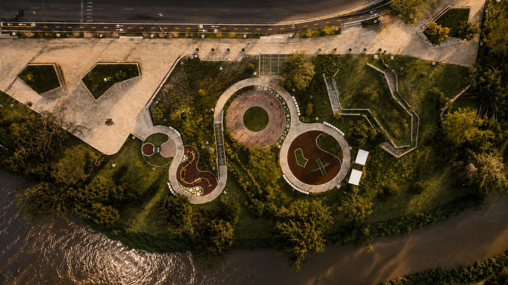 Community park where memory, everyday life and nature coexist through inclusive public spaces and pedestrian pathways.