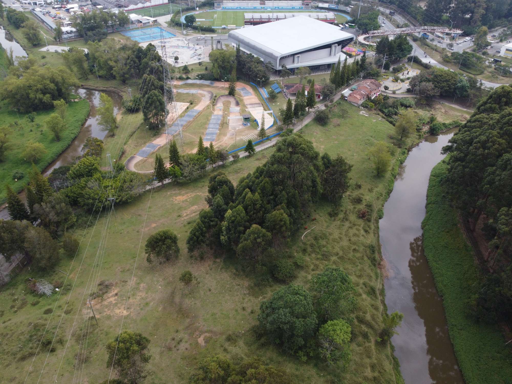 Aerial view of the river park site before the construction of the restaurant pavilion in Rionegro.